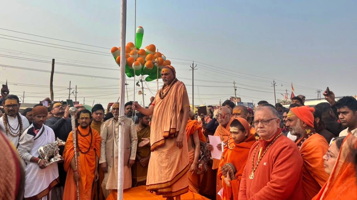 स्वामी अविमुक्तेश्वरानंद ने 26 जनवरी को फहराया तिरंगा (Photo- ITG) 