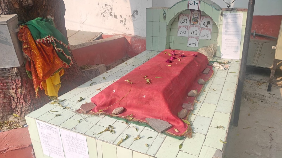 मजार हटाने की नोटिस लगाने के बाद हलचल तेज हो गई है (Photo ITG)