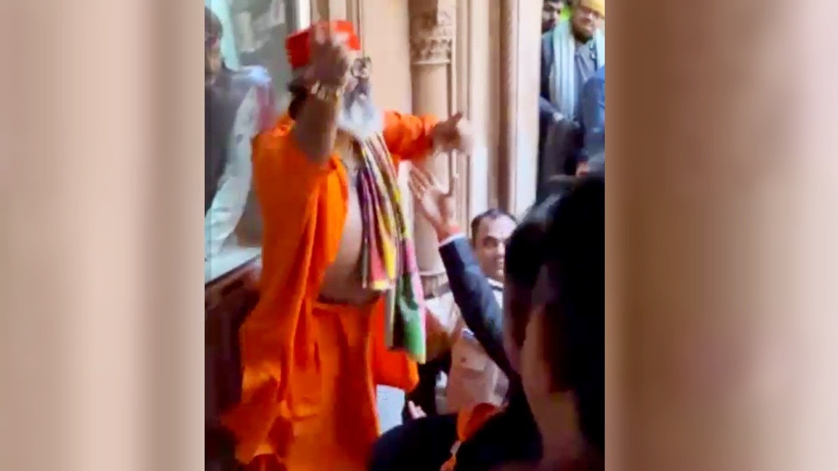 सेवायतों को मंदिर से निकालने पर गोस्वामी समाज में भारी गुस्सा.(Photo:Screengrab)