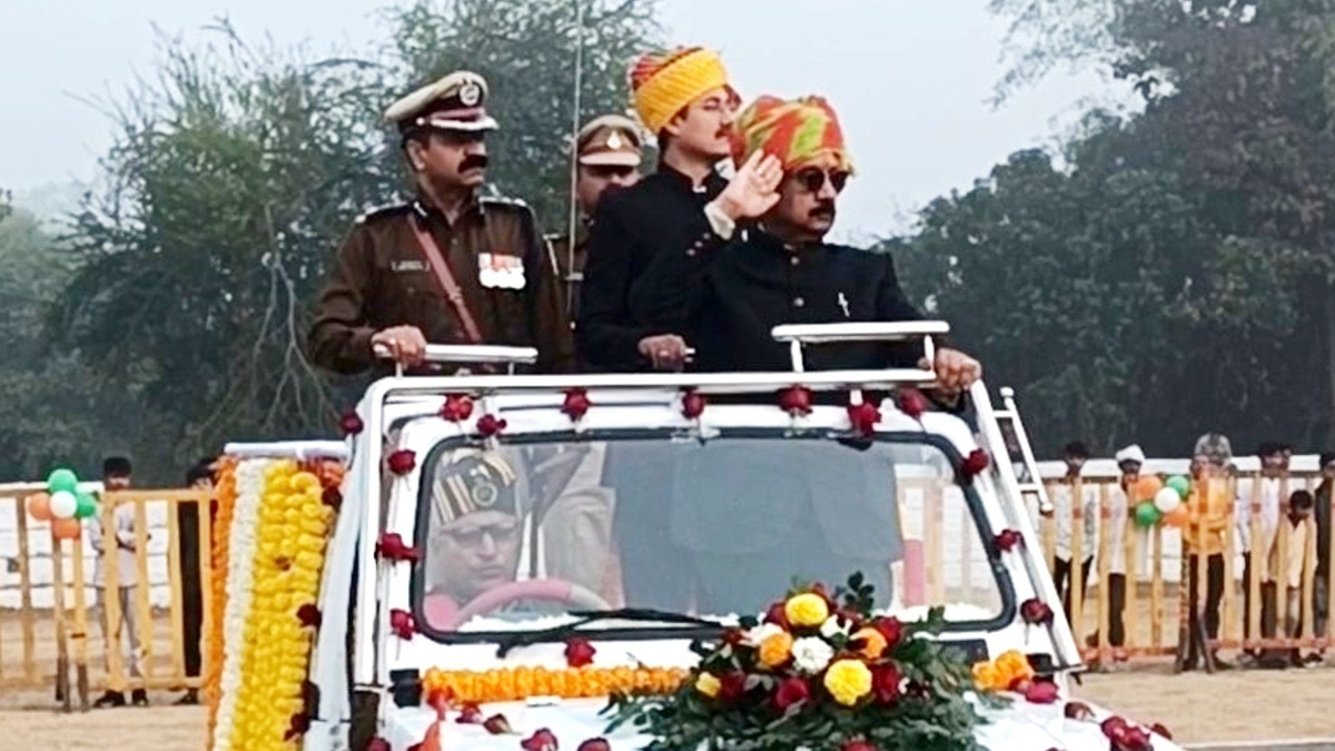 खंडवा में विजय शाह ने परेड की सलामी ली.(Photo:ITG)