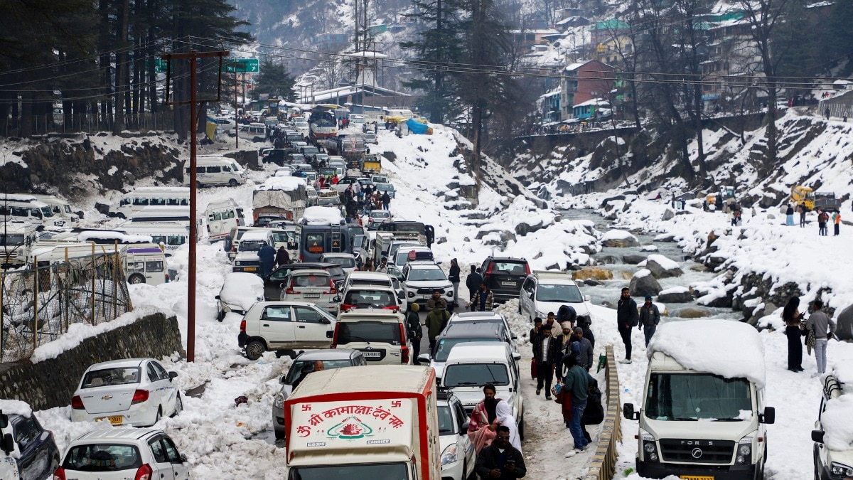 पहाड़ों पर सैलानियों की बाढ़ और मैदानी इलाकों में ठंड का कहर (Photo: PTI)