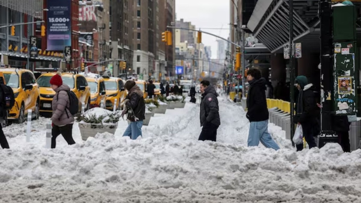 अमेरिका में बर्फीले तूफान का कहर (Photo: Reuters)