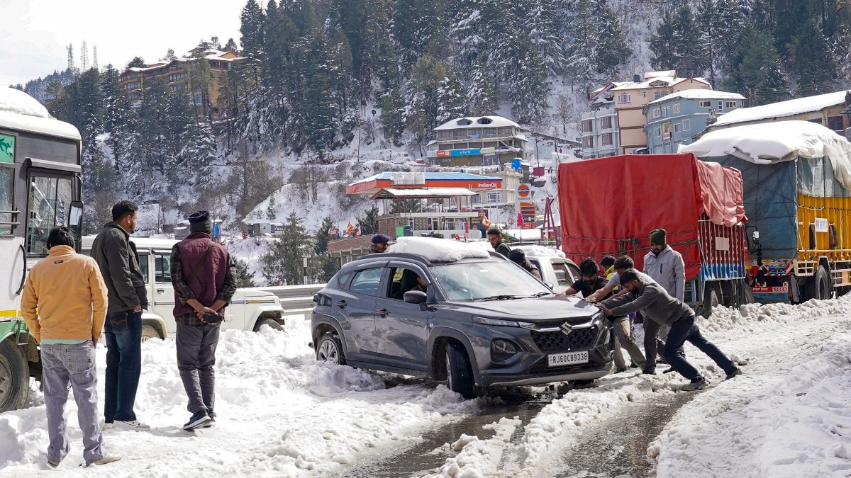 हिमाचल प्रदेश में बर्फबारी से एक हजार से ज्यादा सड़कें बंद हैं.