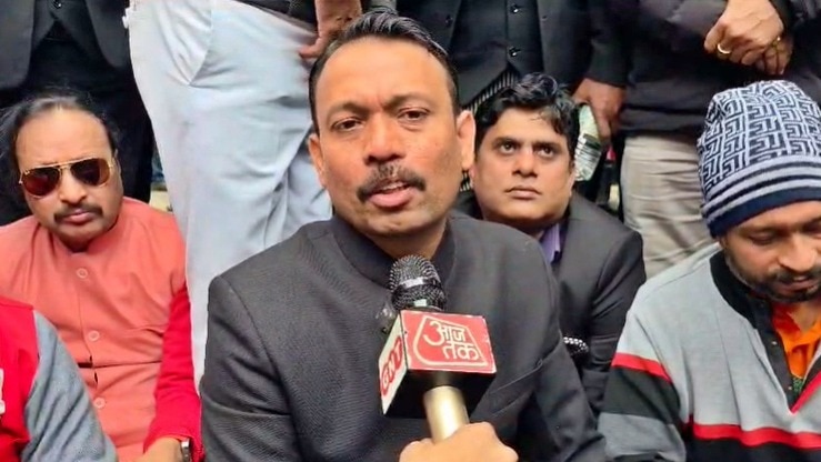 बरेली कलेक्ट्रेट के गेट पर धरना देते अलंकार अग्निहोत्री (Photo- Screengrab)