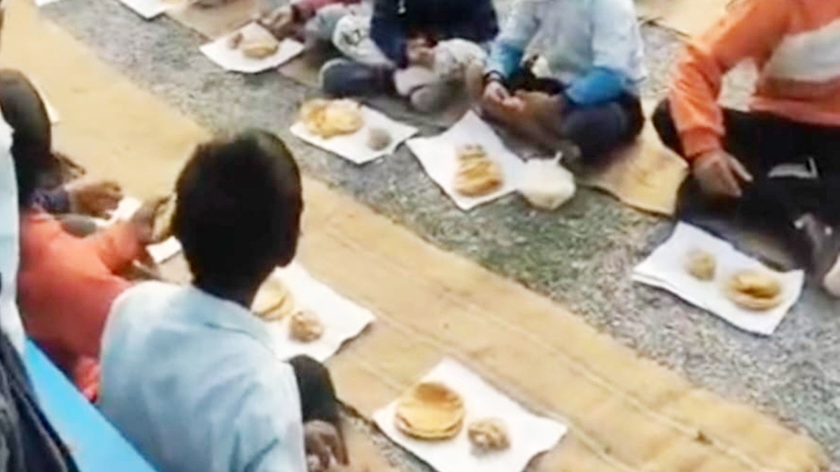 मैहर में रद्दी कागज पर परोसा खाना.(Photo:ITG)