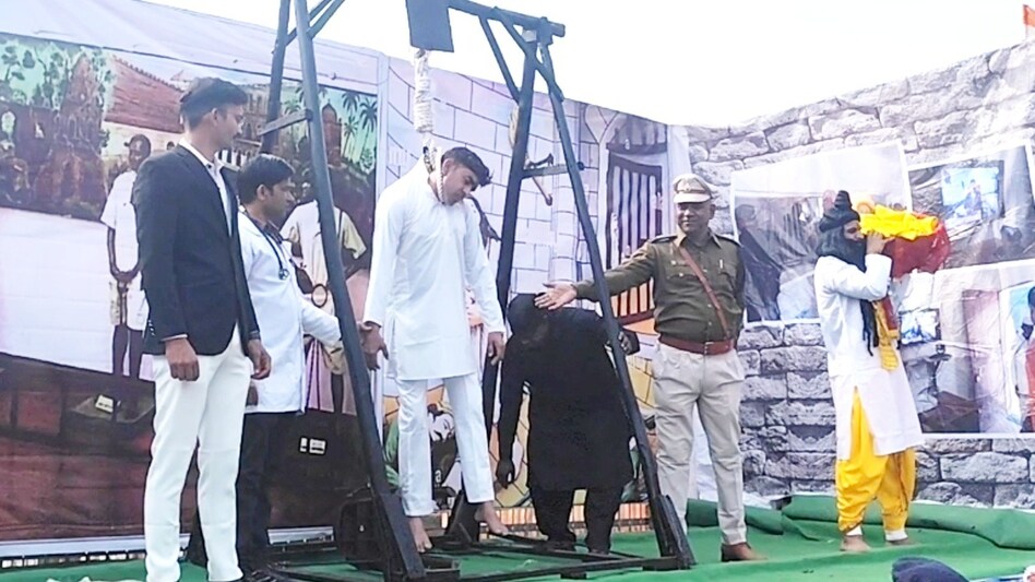 गुना में ‘मौत’ का लाइव डेमो, गणतंत्र दिवस की झांकी में फंदे पर लटकाया जिंदा युवक गुना में ‘मौत’ का लाइव डेमो, गणतंत्र दिवस की झांकी में फंदे पर लटकाया जिंदा युवक