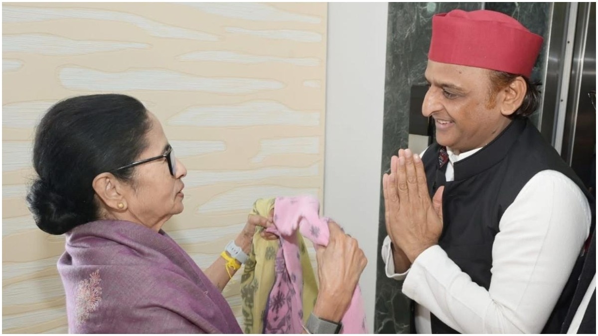  अखिलेश यादव ने कोलकाता में ममता बनर्जी से मुलाकात की. (Photo: ITG)
