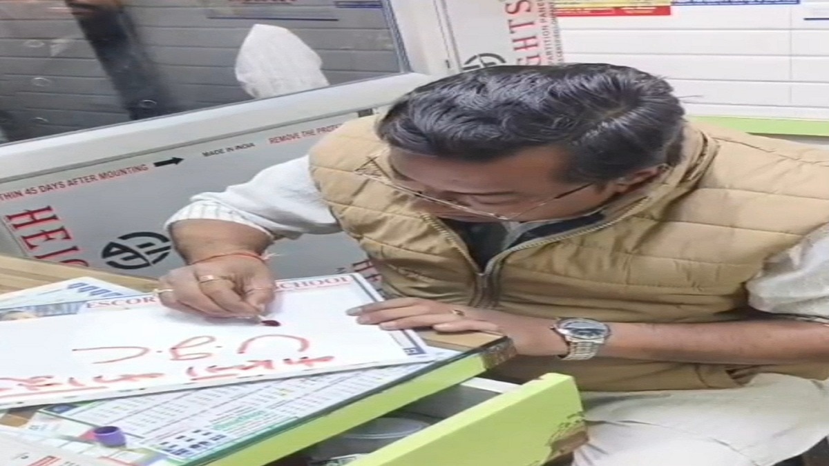 आकाश ठाकुर ने खून से लेटर लिखा. (Photo: ITG)