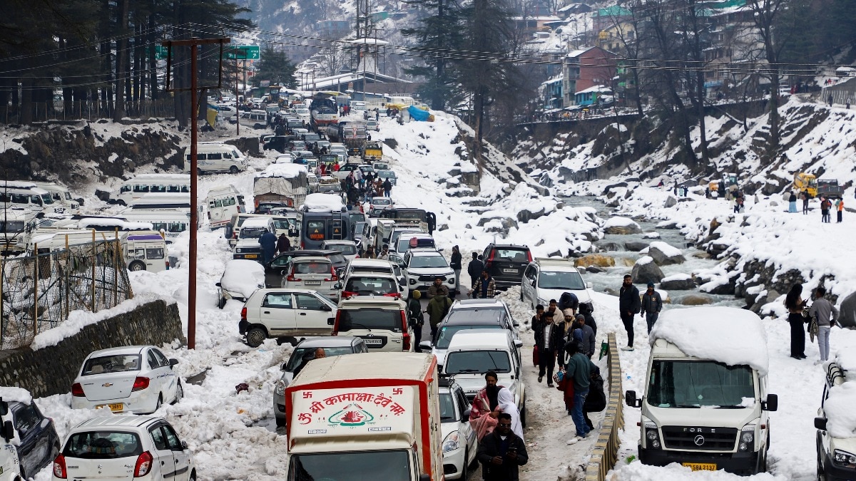 श्रीनगर में 27 जनवरी बर्फ से ढके इलाके में मौजूद सैलानी (Photo: PTI)