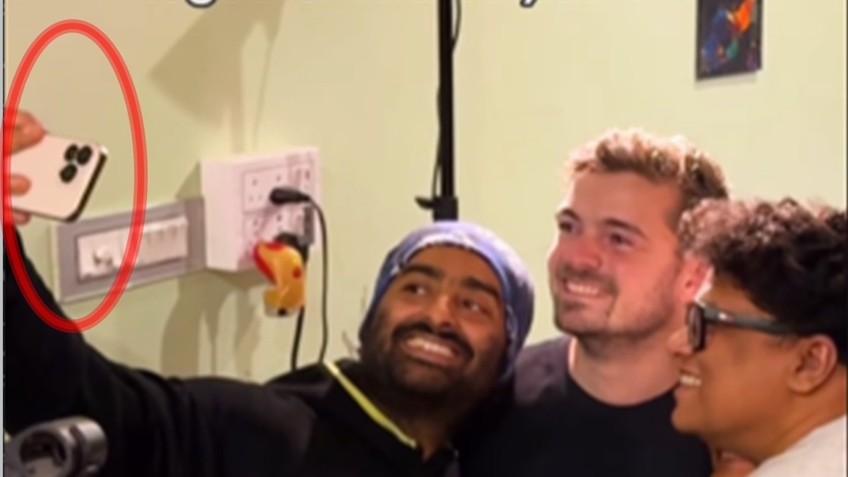 अरिजीत सिंह iPhone 16 Pro स्मार्टफोन चलाते हैं. (Photo: Instagram/arijitsingh)