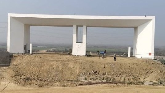 इसी गेट पर कांग्रेस ने केंद्र सरकार पर निशाना साधा है (Photo X @ INCIndia)