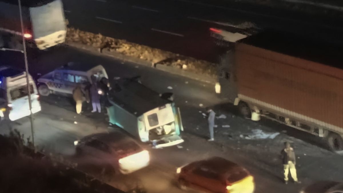 एंबुलेंस पलटी, मरीज सहित दो लोगों की मौत. (Photo: Screengrab)