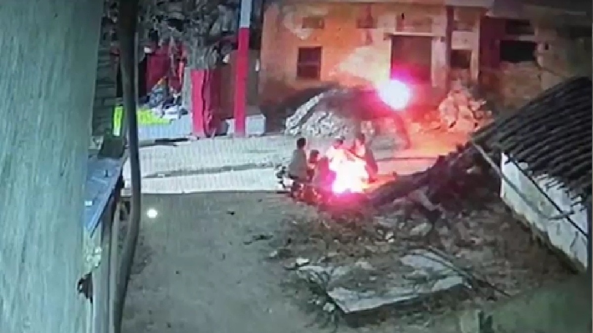 गली में आग का गोला बनकर दौड़ता रहा बेजुबान (Photo: itg)