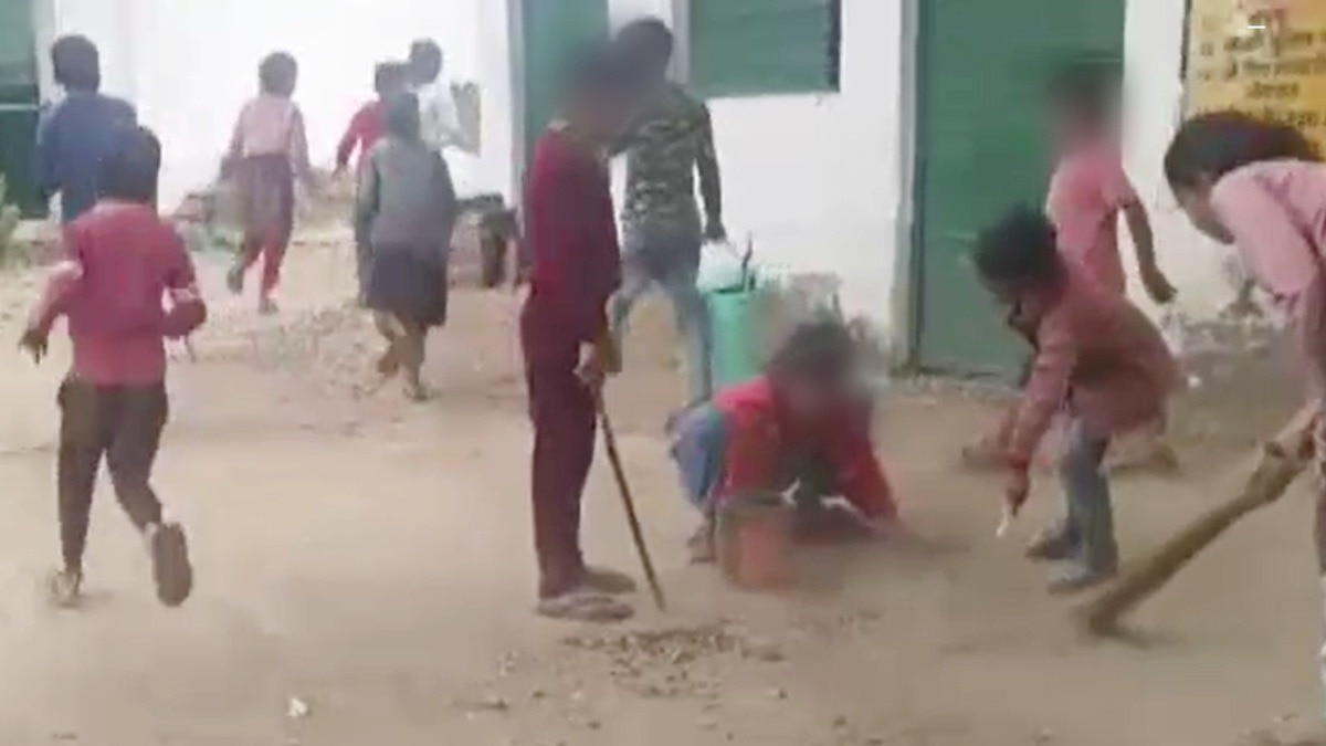 26 जनवरी पर बच्चों से लगवाया झाड़ू.(Photo:Screengrab)