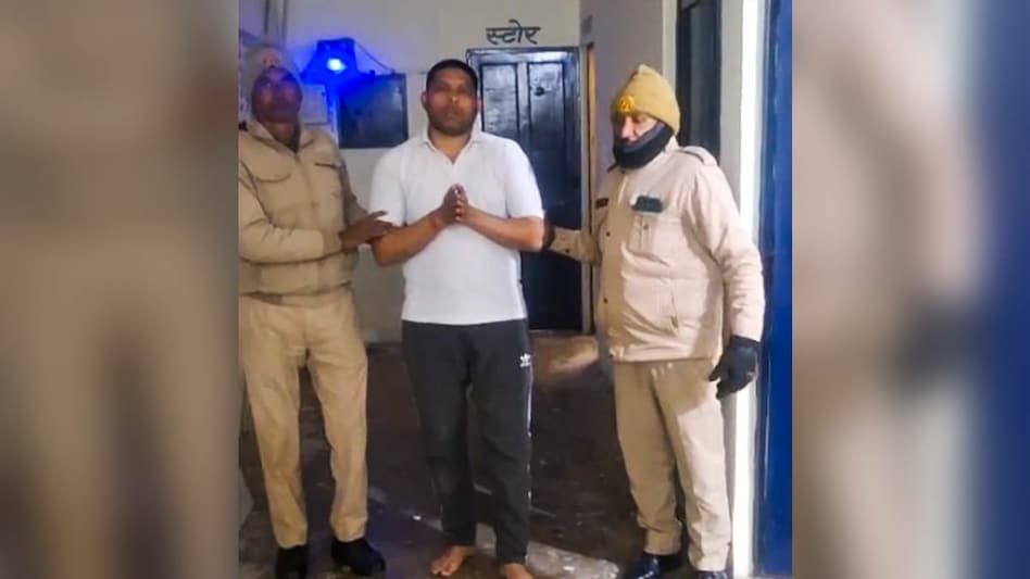 मुजफ्फरनगर: PM और CM पर अभद्र टिप्पणी करने वाला अहमद गिरफ्तार मुजफ्फरनगर: PM और CM पर अभद्र टिप्पणी करने वाला अहमद गिरफ्तार