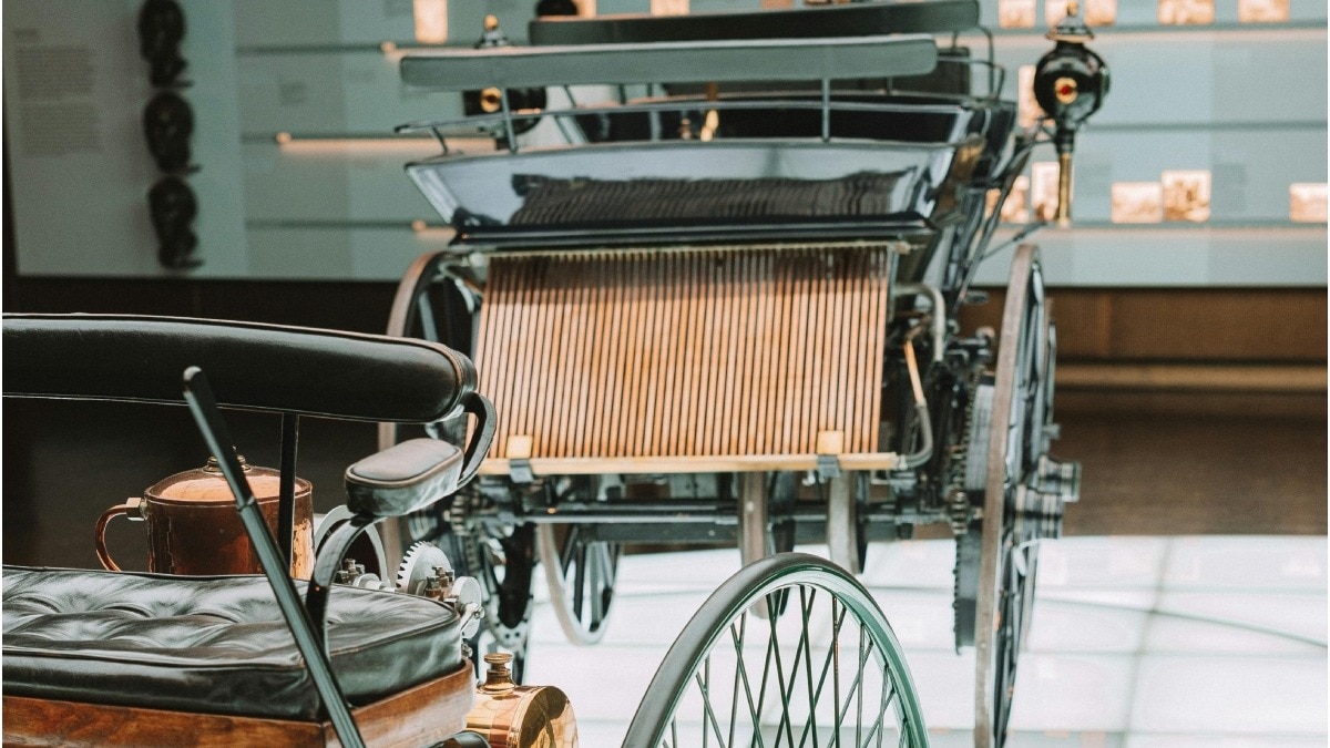 पहले पेट्रोल इंजन कार में तीन पहिये थे (Photo - Pexels)