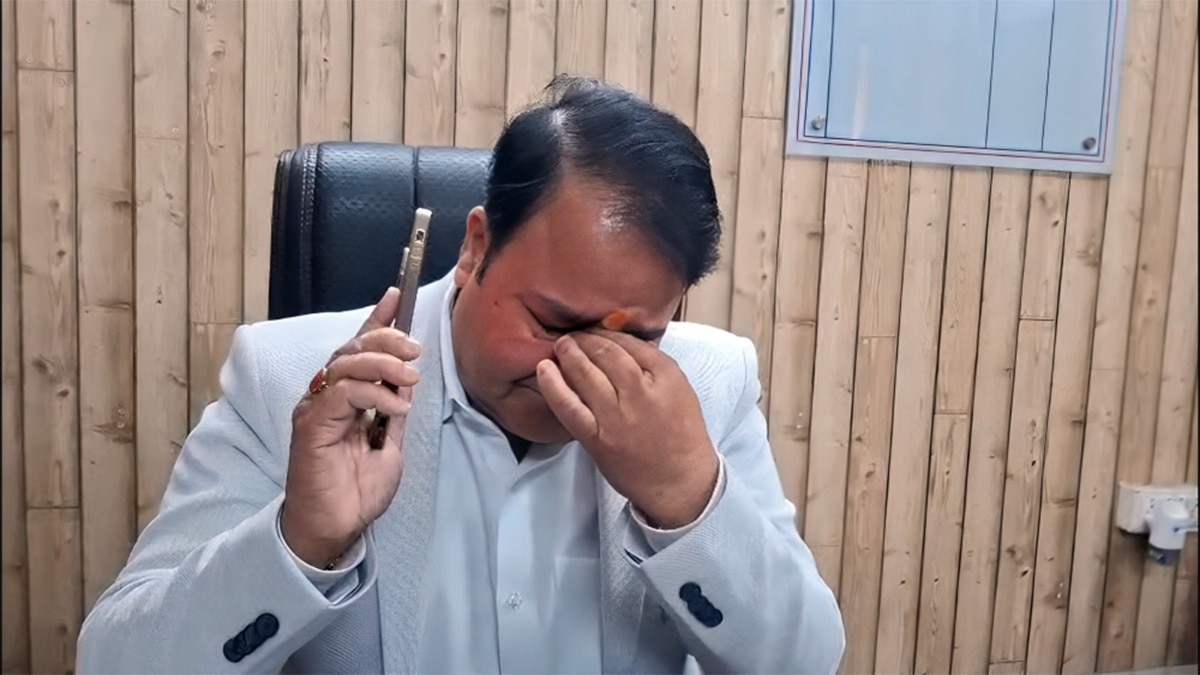 पत्नी से फोन पर बात करते करते रो पड़े डिप्टी कमिश्नर प्रशांत सिंह (Photo ITG)