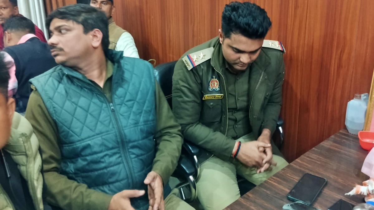 वाराणसी में घूस लेने वाले दारोगा और सिपाही गिरफ्तार (Photo- ITG)