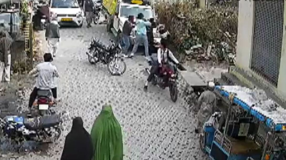 सीसीटीवी में कैद हुई मारपीट की घटना. (Photo: Screengrab)