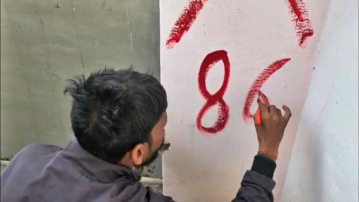 गोवर्धन ड्रेनेज नाले की जमीन पर बने अवैध मकानों को ढहाने की तैयारी (Photo- ITG)