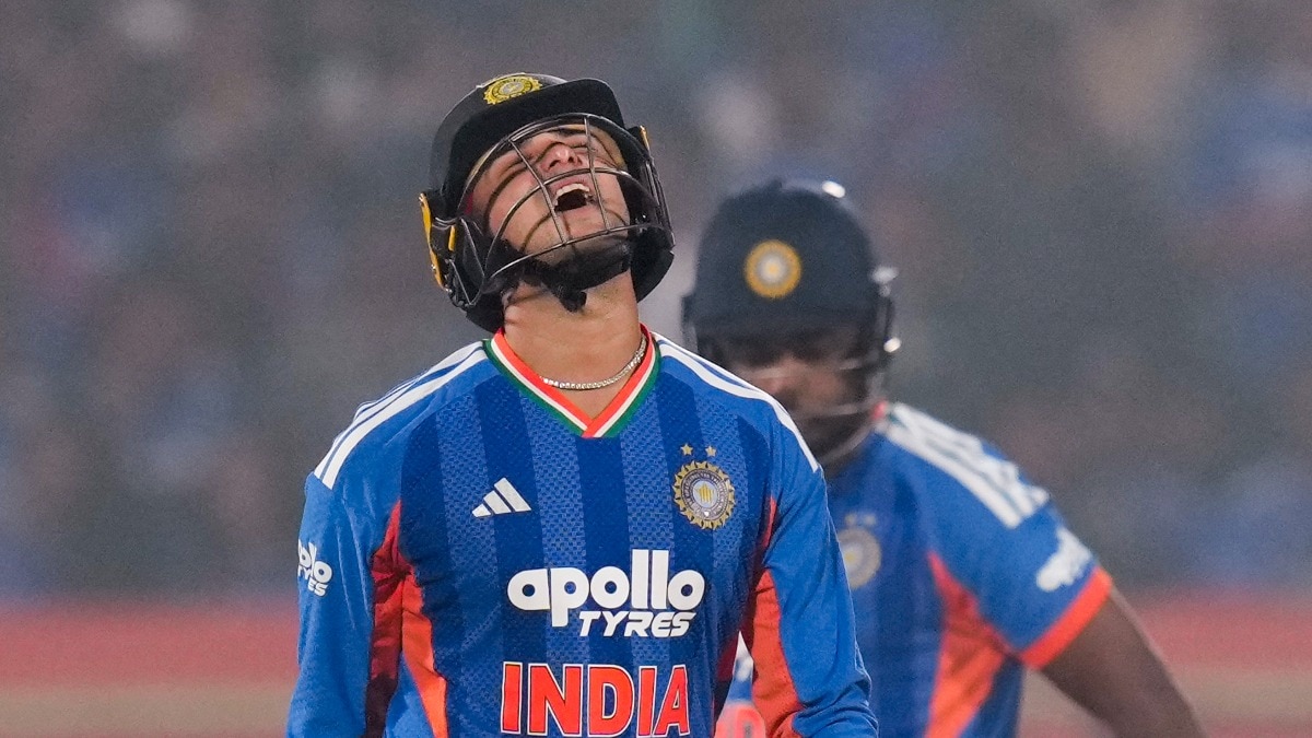 अभ‍िषेक शर्मा व‍िशाखापत्तनम टी20 में हुए गोल्डन डक यानी 0 पर आउट (Photo: PTI)