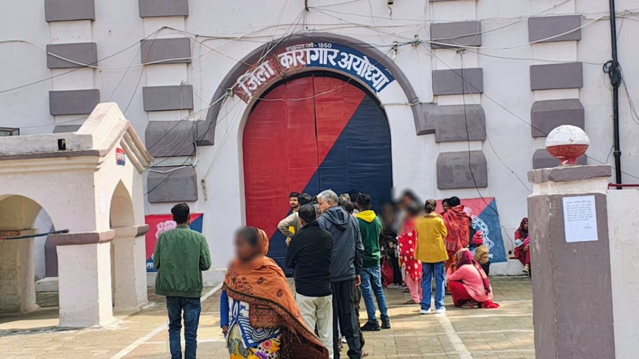 अयोध्या जेल से फरार हुए 2 क़ैदी, 7 अधिकारी निलंबित अयोध्या जेल से फरार हुए 2 क़ैदी, 7 अधिकारी निलंबित