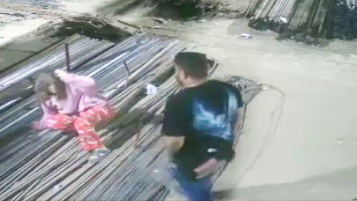 सतना में मंडल अध्यक्ष पुलकित टंडन ने महिला को बेरहमी से पीटा.(Photo:Screengrab)