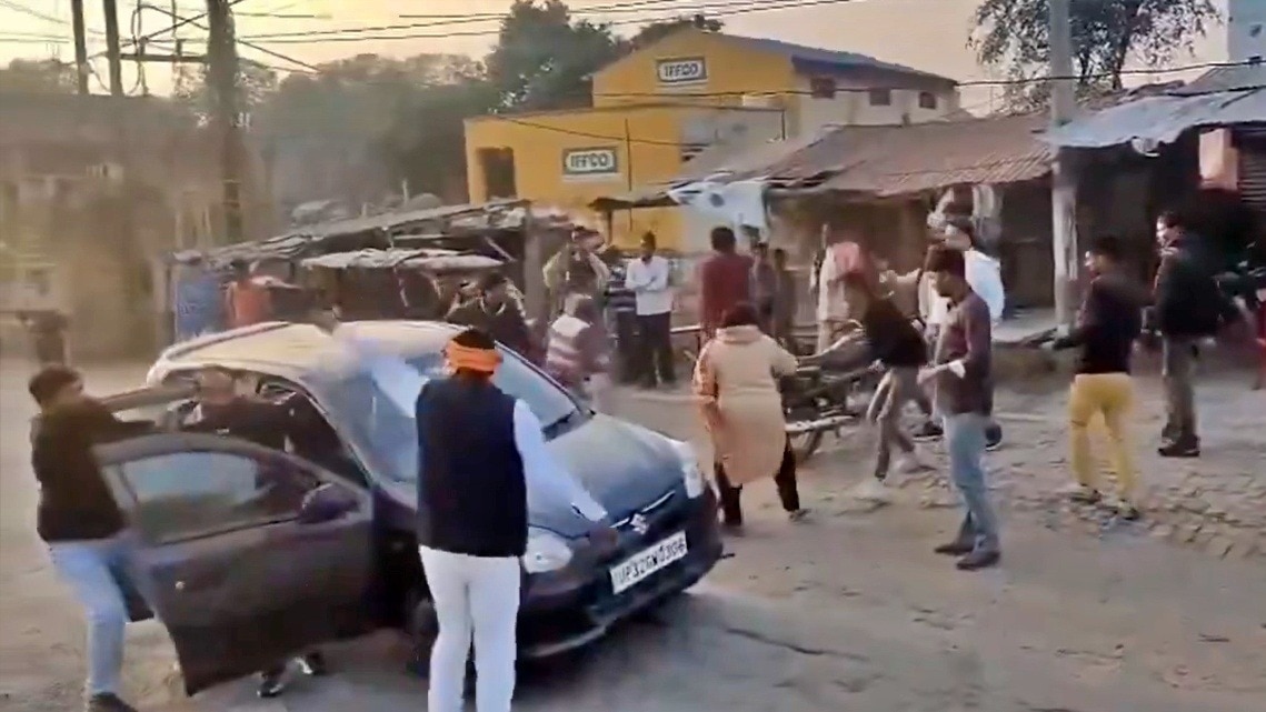 car stopped in middle of road and beaten (Photo - Screengrab)