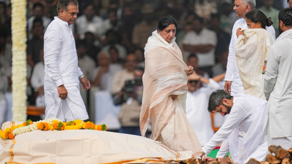 आज बारामती में अजित पवार का अंतिम संस्कार किया गया. (Photo: PTI)