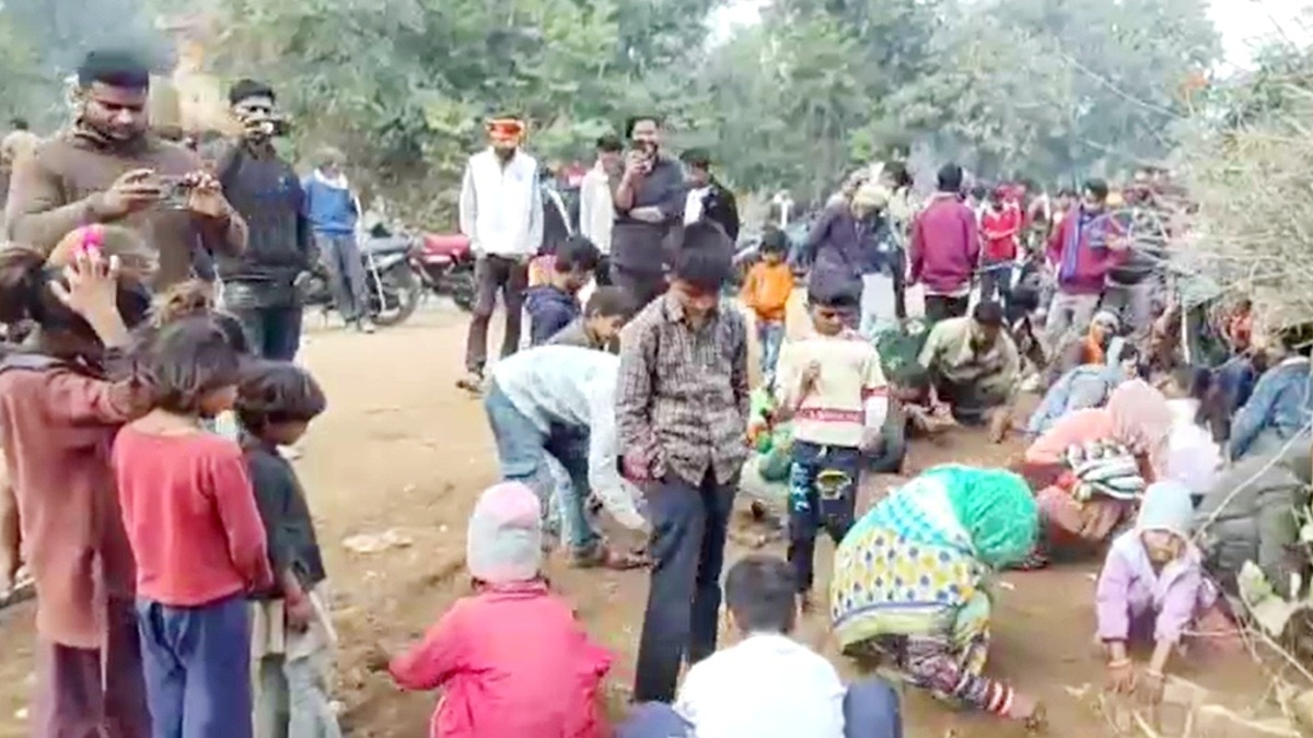 खजाना लूटने उमड़ा पूरा गांव.(Photo:Screengrab)