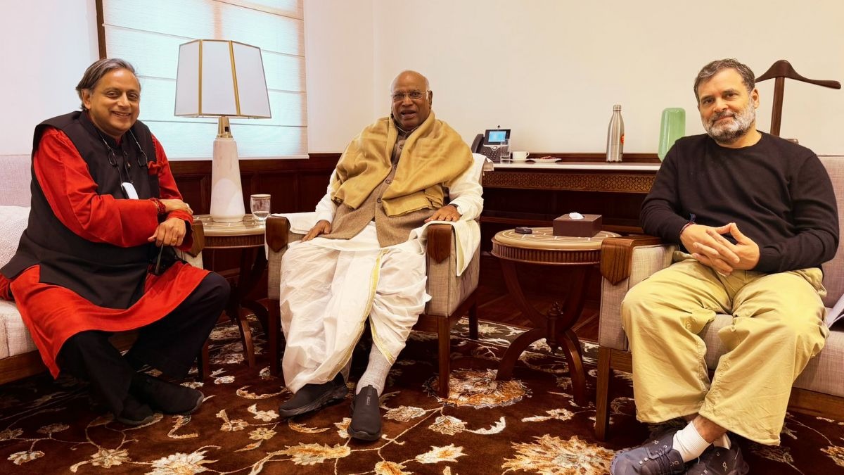केरल विधानसभा चुनाव से पहले राहुल गांधी और मल्लिकार्जुन खड़गे से शशि थरूर ने मुलाकात की है. (Photo: X/Shashi Tharoor)