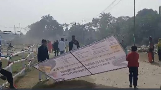 होर्डिंग लेकर घर जाते दिखे लोग (Photo: Screengrab)