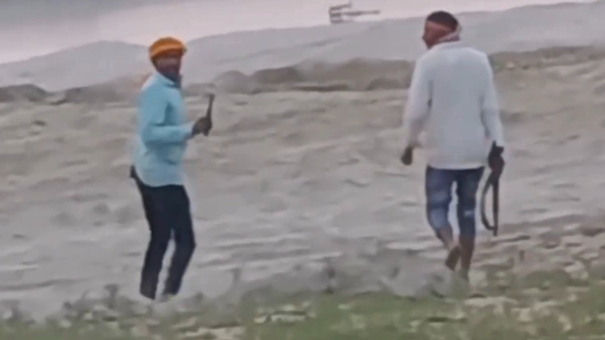 गंगा किनारे हथियारों के साथ दिखे बदमाश (Photo: Sourabh Kumar/ITG)