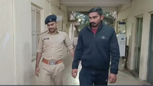 पुलिस ने आरोपी को किया गिरफ्तार (Photo: Screengrab)