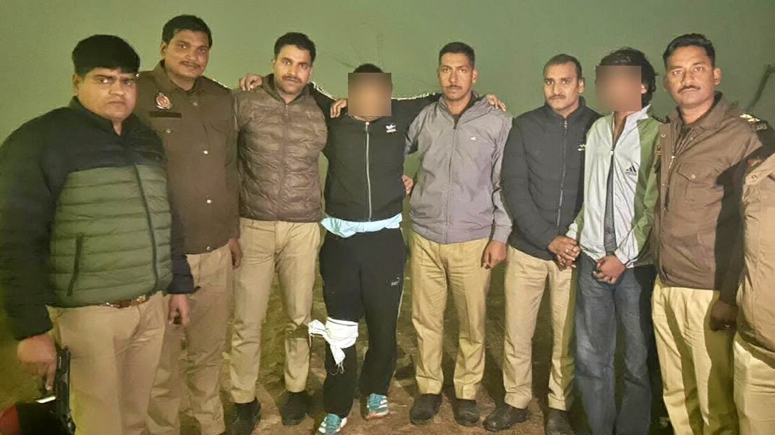 encounter between Agra police and murder suspects (Photo - Screengrab)