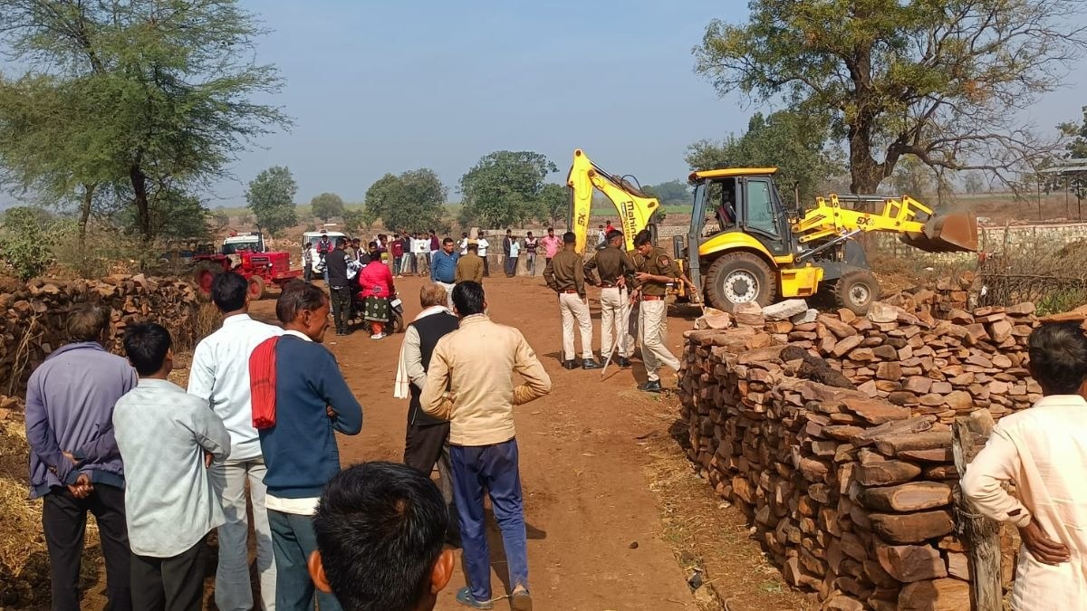 अतिक्रमण हटाई गई टीम पर हमला. (Photo: ITG)