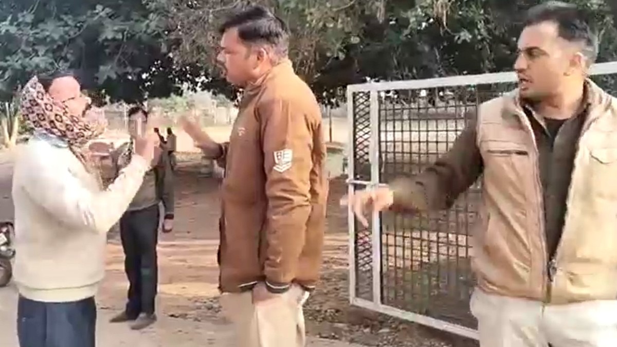 बाइक छोड़ने की जिद पर अड़े BJP विधायक के भाई.(Photo:Screengrab)