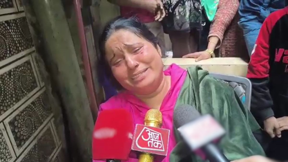 बच्चे की मां का रो-रोकर बुरा हाल. (Photo: Screengrab)