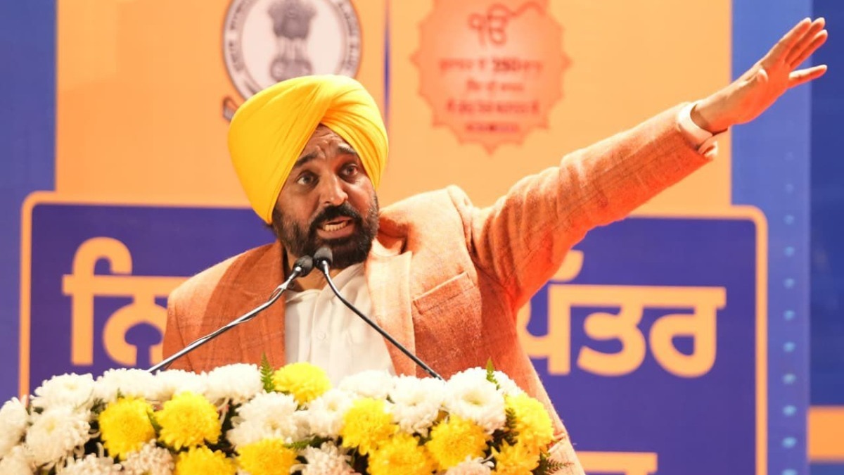 मोहाली में नव-नियुक्त युवाओं को नियुक्ति पत्र सौंपते मुख्यमंत्री भगवंत सिंह मान (Photo: ITG)