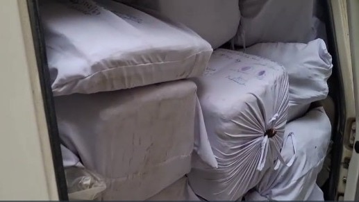 13 बोरियों में मिला गांजा (Photo: Screengrab)