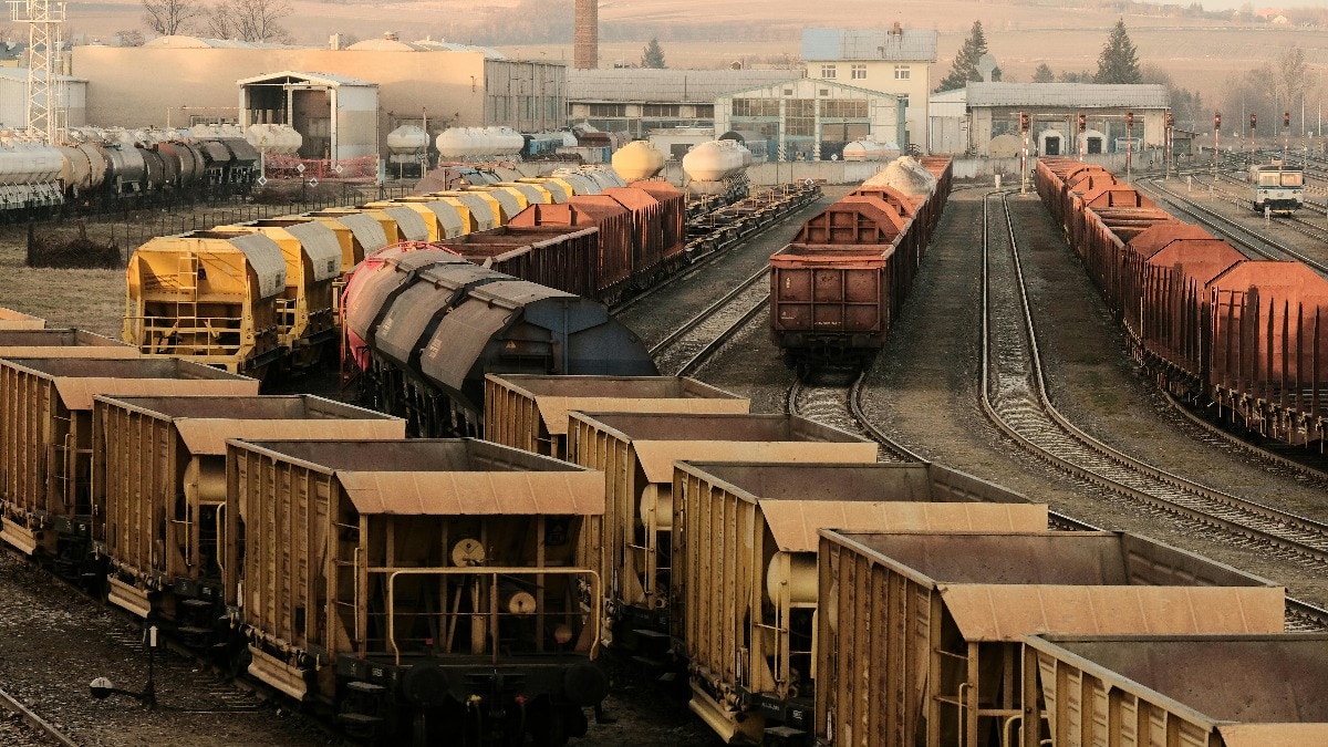 अगर आप 10वीं पास हैं और रेलवे में करियर बनाना चाहते हैं, तो ये मौका आपके लिए है. रेलवे ने ग्रुप डी के 22,000 से अधिक पदों के लिए नोटिफिकेशन जारी किया है. (Photo:Pexels)