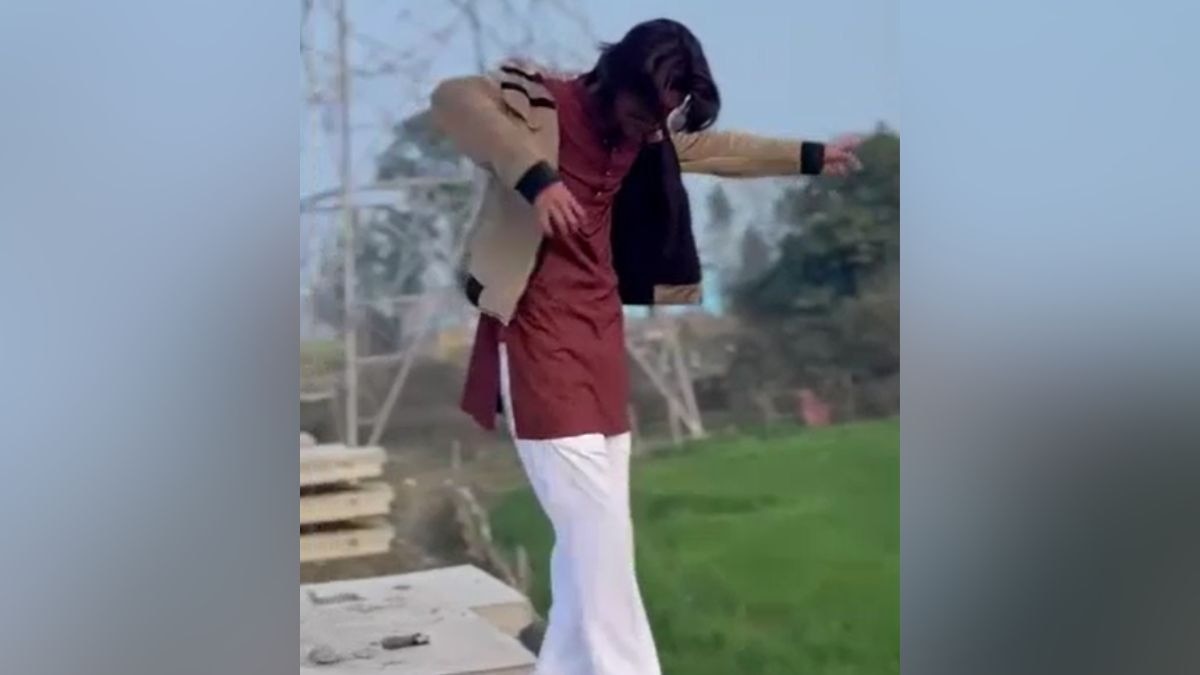 रील बनाते समय पत्थरों के नीचे दब गया युवक. (Photo: Screengrab)