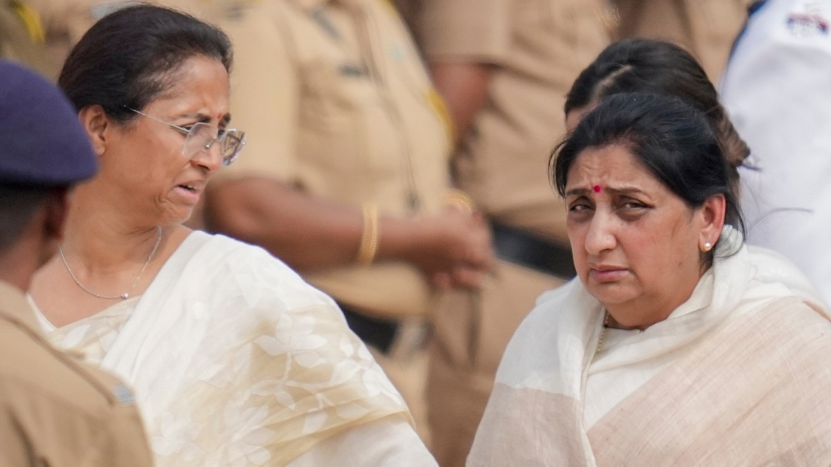 बारामती में अजित पवार की मां आशा पवार से सुप्रिया सुले ने की मुलाक़ात (Photo: PTI)