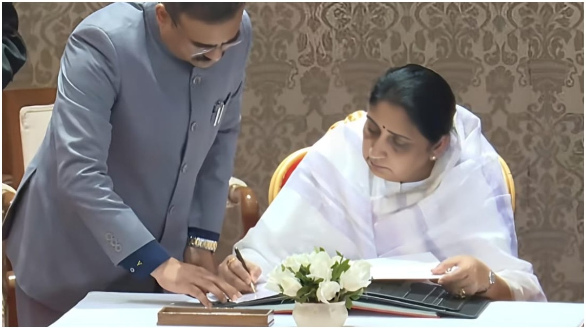 सुनेत्रा पवार ने महाराष्ट्र की पहली महिला उपमुख्यमंत्री के रूप में शपथ ली. (Photo: PTI)