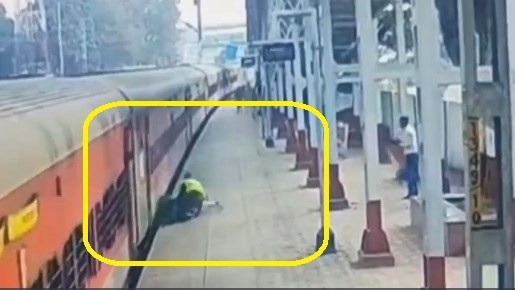रेल कर्मचारी ने बचाई यात्री की जान (Photo: Screengrab)