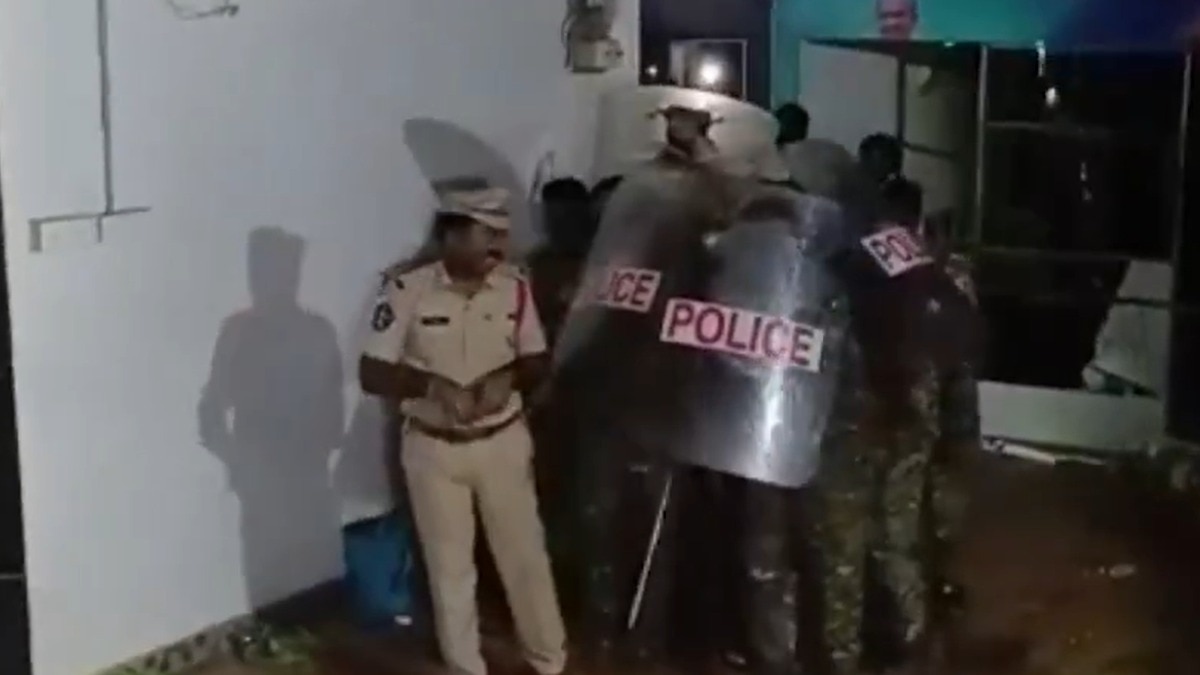 पूर्व मंत्री अंबाती रामबाबू के घर पर टीडीपी कार्यकर्ताओं ने तोड़फोड़ भी की (Photo: Screengrab)