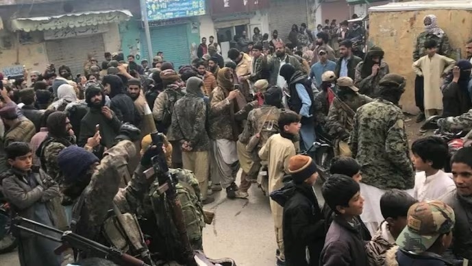 BLA लड़ाकों को खाना खिला रहे स्थानीय लोग. 