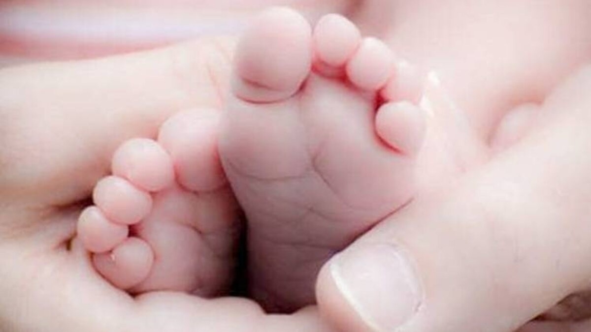 महिला ने सड़क पर दिया बच्चे को जन्म. (Photo: Representational )