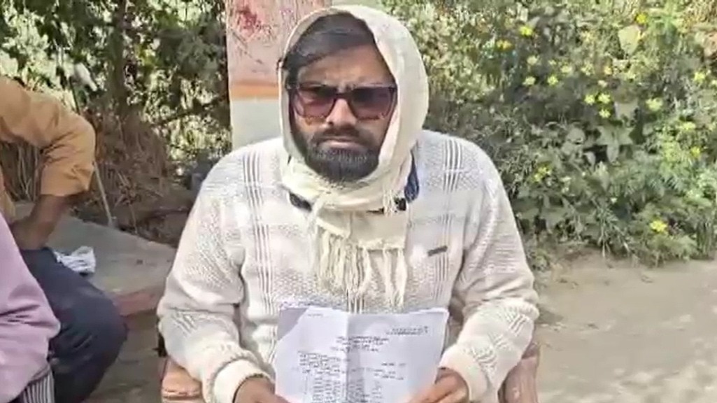 पीड़ित सुनील कुमार, जिसकी तीर से आंख हुई खराब. (Photo: Screengrab)