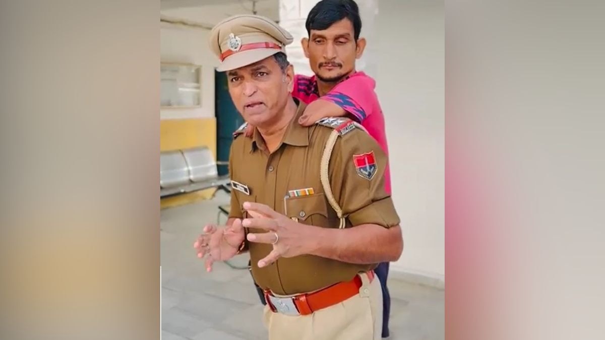 एसएचओ ने अपने कंधे पर बैठाकर दिव्यांग को दिखाया थाना. (Photo: Screengrab)